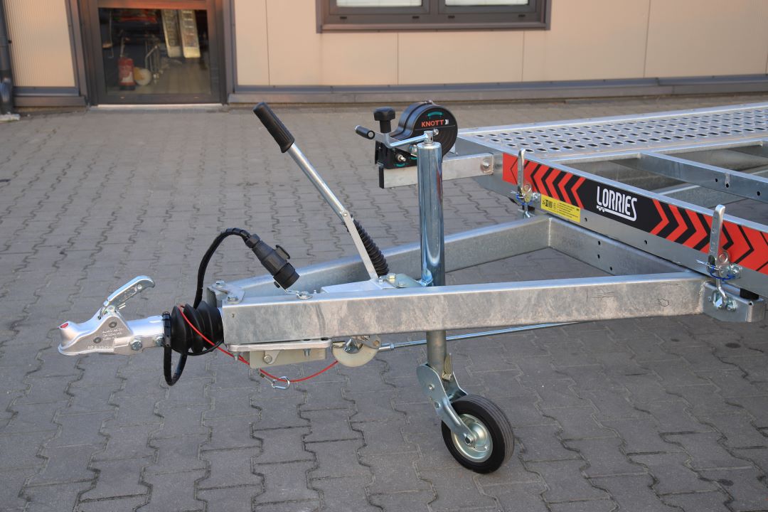 Lorries PLI35-5021 ze zintegrowanymi podjazdami uchylna full LED - twin-axle car transporter, 500x210 cm, GVW 3500 kg - image 3